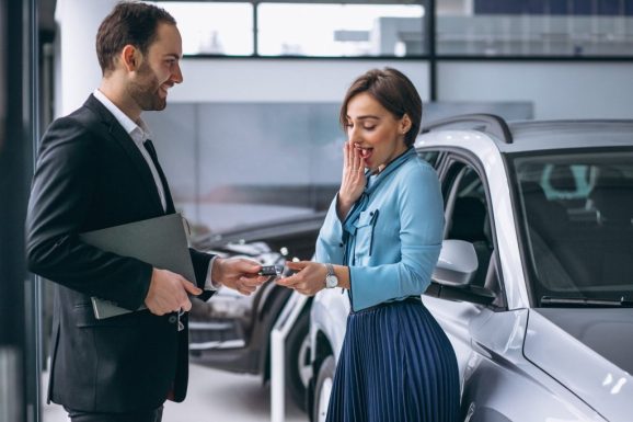 woman-buying-car-min